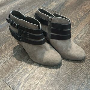 Carlos Santana Hollie Taupe Suede Chunky 3.75" Heel Strappy Ankle Boots sz 6‎